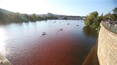 Vltava v Praze se zbarvila do ruda (14. srpna 2017)