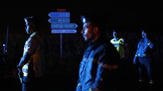 Policisté uzavřeli okolí místa, kde vjel řidič vozem do lidí na zahrádce... Policisté uzavřeli okolí místa, kde vjel řidič vozem do lidí na zahrádce...