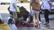 Záchranái zasahují v centru Barcelony, kde dodávka vjela do davu lidí (17....