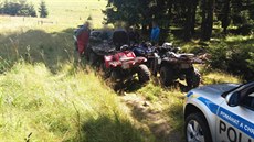 Policisté honili po krušnohorských lesích pětici cizinců na čtyřkolkách. Policisté honili po krušnohorských lesích pětici cizinců na čtyřkolkách.