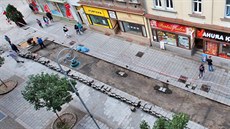 Z vlastních peněz dokončuje město opravu dlažby pěší zóny v Zeyerově ulici, v... Z vlastních peněz dokončuje město opravu dlažby pěší zóny v Zeyerově ulici, v...