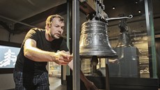 Pavel Kodera,vedoucí Centra stavitelského dědictví Plasy u kopie zvonu se... Pavel Kodera,vedoucí Centra stavitelského dědictví Plasy u kopie zvonu se...