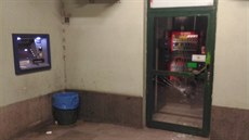 Výtrník prokopl sklo ve dveích do obchodu na autobusovém nádraí (11. 8. 2017)