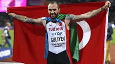 Turek Ramil Gulijev, původem z Ázerbájdžánu, slaví s oběma vlajkami titul... Turek Ramil Gulijev, původem z Ázerbájdžánu, slaví s oběma vlajkami titul...