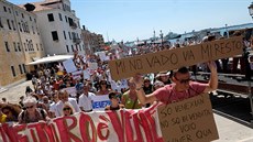 V Benátkách místní obyvatelé v srpnu pochodovali za omezení enormního potu...