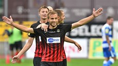 Opavský Nemanja Kuzmanovič slaví gól v síti Ústí nad Labem. Opavský Nemanja Kuzmanovič slaví gól v síti Ústí nad Labem.