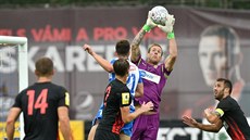Opavský gólman Vilém Fendrich zasahuje v utkání proti Ústí nad Labem. Opavský gólman Vilém Fendrich zasahuje v utkání proti Ústí nad Labem.