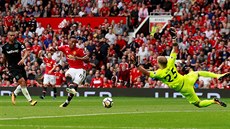 Anthony Martial z Manchesteru United stílí tetí gól do sít West Hamu.