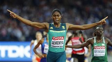 Jihoafrická bkyn Caster Semenyaová vítzí ve finálovém závodu na 800 m.