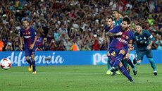 Lionel Messi z Barcelony promuje penaltu proti Realu Madrid v utkání...