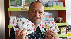 Jednatel firmy EFKO-karton Miroslav Kotík drží v pravé ruce karty s filmovou... Jednatel firmy EFKO-karton Miroslav Kotík drží v pravé ruce karty s filmovou...