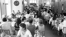 Skupina rekreant v jídeln zámku inkovy (srpen 1984)