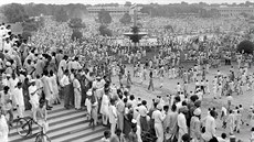 Dav lidí se 15. srpna 1947 shromáždil před sídlem vlády Raisina Hill v Dillí,... Dav lidí se 15. srpna 1947 shromáždil před sídlem vlády Raisina Hill v Dillí,...