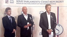 Skupina 19 senátorů podává ústavní stížnost, v níž se domáhají zrušení části... Skupina 19 senátorů podává ústavní stížnost, v níž se domáhají zrušení části...