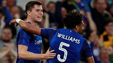 Obránce Evertonu Michael Keane se raduje ze vstelené branky proti Hajduku...