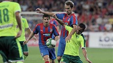 Fotbalista AEK Larnaka Acorán Barrera se pokouí vybojovat mí v souboji s...
