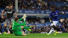 Fotbalista Evertonu Idrissa Gueye stílí gól v zápase play-off Evropské ligy do...