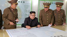 Kim ong-un zkoumá plány útoku na Guam