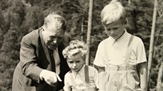 Hugo Vavrečka se svými vnuky Václavem (vpravo) a Ivanem Havlovými na rodinném... Hugo Vavrečka se svými vnuky Václavem (vpravo) a Ivanem Havlovými na rodinném...