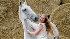 Sandra Doležalová se se svou lipicánkou nebojí ani hořících překážek. Sandra Doležalová se se svou lipicánkou nebojí ani hořících překážek.