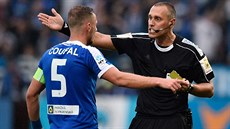 Rozhodčí Miroslav Zelinka a liberecký kapitán Vladimír Coufal ve vypjatém... Rozhodčí Miroslav Zelinka a liberecký kapitán Vladimír Coufal ve vypjatém...
