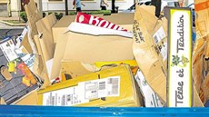 Pozornost zlodějů přitahují modré kontejnery na tříděný papír. Pozornost zlodějů přitahují modré kontejnery na tříděný papír.