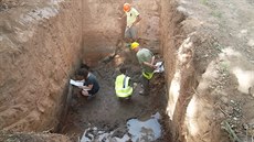 Archeologové v míst bývalého koryta eky Labe u Opatovic.