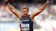 Kevin Mayer slaví úspný pokus ve vrhu koulí.