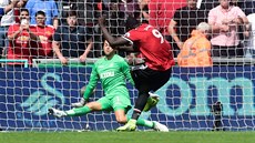 Romero Lukaku dává gól do sít Swansea.