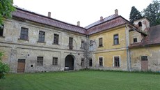 Na košetický zámek je hodně smutný pohled. Propadlé nebo poškozené střechy,... Na košetický zámek je hodně smutný pohled. Propadlé nebo poškozené střechy,...