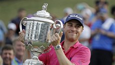Justin Thomas s trofejí pro vítěze PGA Championship. Justin Thomas s trofejí pro vítěze PGA Championship.