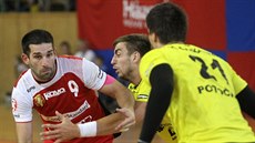 Spojka Nového Veselí Marko Živojinovič (v červeném) se prodírá obranou Velenje. Spojka Nového Veselí Marko Živojinovič (v červeném) se prodírá obranou Velenje.
