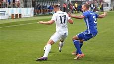 Tomáš Zajíc ze Slovácka si kryje míč, napadá ho Martin Šindelář z Ostravy. Tomáš Zajíc ze Slovácka si kryje míč, napadá ho Martin Šindelář z Ostravy.