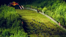 Momentka ze závodu Red Bull 400 na harrachovském skokanském můstku. Momentka ze závodu Red Bull 400 na harrachovském skokanském můstku.