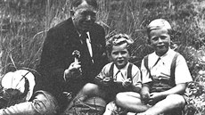 Hugo Vavreka na snímku z roku 1943 s vnuky Václavem (vpravo) a Ivanem...