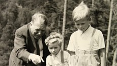 Hugo Vavreka na snímku z roku 1943 s vnuky Václavem (vpravo) a Ivanem...