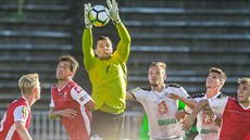 Pardubický záložník Tomáš Ladra (zcela vpravo), jenž opět přišel do Pardubic na... Pardubický záložník Tomáš Ladra (zcela vpravo), jenž opět přišel do Pardubic na...