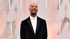 Rapper Common si na předávání Oscarů vybral smoking Prada se sametovým sakem,... Rapper Common si na předávání Oscarů vybral smoking Prada se sametovým sakem,...
