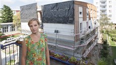 Daniela Šulová bydlící v domě u olomoucké třídy Kosmonautů na balkoně svého... Daniela Šulová bydlící v domě u olomoucké třídy Kosmonautů na balkoně svého...