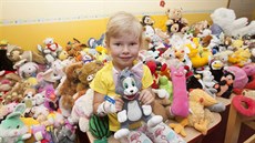 Šumperská nemocnice nyní dostala devět pytlů plyšáků, kteří mají dětem pomáhat... Šumperská nemocnice nyní dostala devět pytlů plyšáků, kteří mají dětem pomáhat...