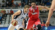 Boris Barač (vlevo) ze Zadaru uniká australskému talentu Jonahu Boldenovi z FMP... Boris Barač (vlevo) ze Zadaru uniká australskému talentu Jonahu Boldenovi z FMP...
