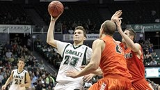 Ozren Pavlovič v bílém dresu Hawaii Rainbow Warriors Ozren Pavlovič v bílém dresu Hawaii Rainbow Warriors