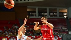 Český reprezentant Martin Peterka (vlevo) brání Zazu Pačuliju z Gruzie. Český reprezentant Martin Peterka (vlevo) brání Zazu Pačuliju z Gruzie.