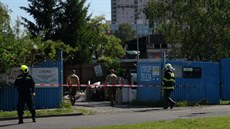 Do Starochodovské se sjeli policisti s pyrotechniky, hasiči i záchranka. Do Starochodovské se sjeli policisti s pyrotechniky, hasiči i záchranka.