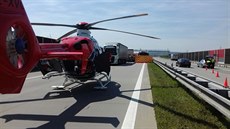 Tragická nehoda zablokovala provoz na dálnici D1. Pro raněné přiletěl vrtulník. Tragická nehoda zablokovala provoz na dálnici D1. Pro raněné přiletěl vrtulník.