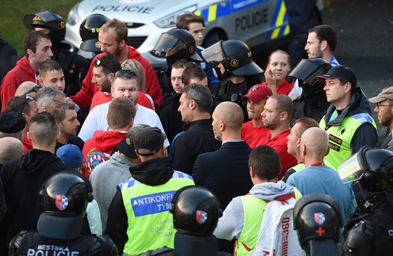 PO PROHE V OLOMOUCI. Kou Svatopluk Habanec (uprosted v erné  koili) hovoí...