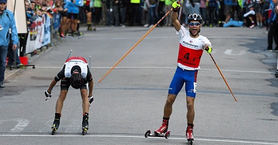 Miroslav Dvoák poráí v cíli týmového sprintu Letní Grand Prix v severské...