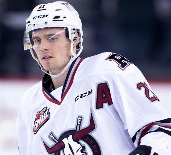 V dresu Red Deer Rebels Michael. paek si chtl s pomocí kanadské juniorky...