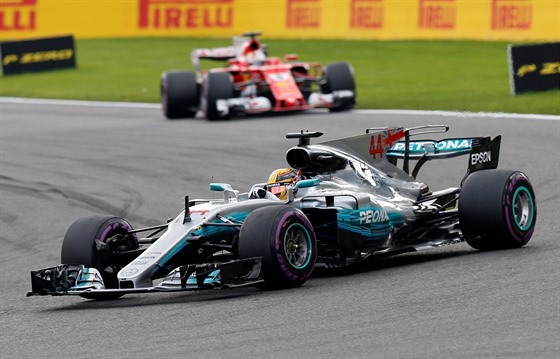 Lewis Hamilton ve Velké cen Belgie, hned za ním je Sebastian Vettel.