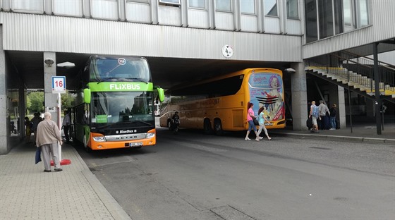 Rivalové na karlovarském terminálu, autobusy spoleností FlixBus a RegioJet.